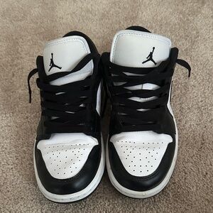 Nike air jordan women’s 8 black and white